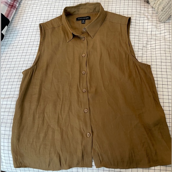 Sleeveless button up - Picture 1 of 6